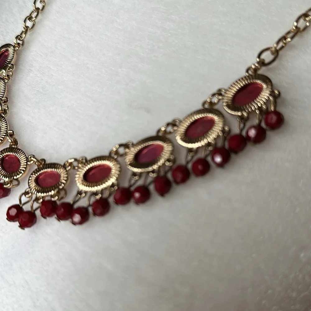 New red crystals with gold colored chain necklace - Picture 5 of 7